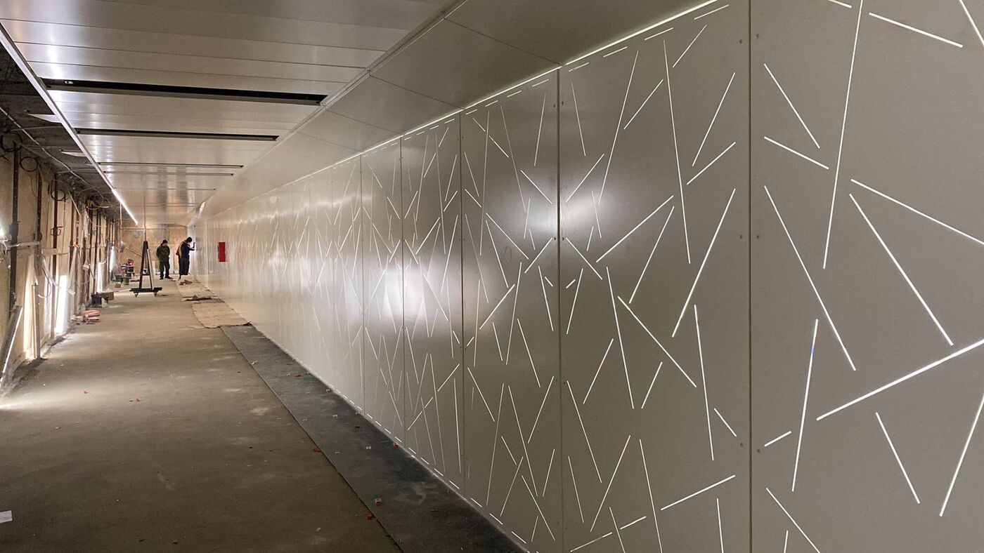 Pedestrian passage with geometric metal cladding